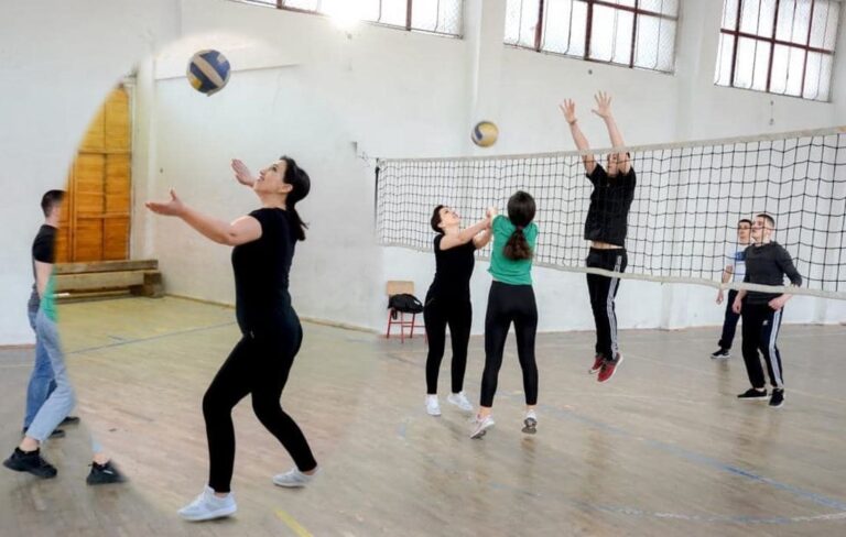 Ka Covid-19 për qeverinë? Ministrja Kushi mbyll universitetet, por vetë luan volejboll duke shkelur masat