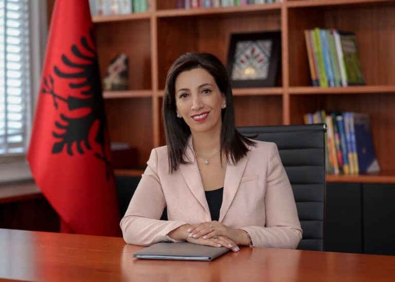 Ministrja e Arsimit infektohet nga koronavirusi, ja mesazhi që ka për qytetarët