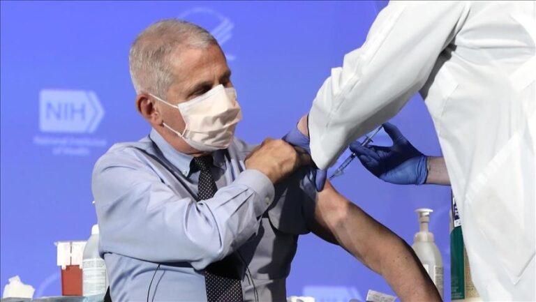 Fauci: Vaksina COVID-19 më e efektshme se imuniteti natyror në parandalimin e ri-infektimit