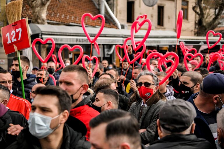 Fushata zgjedhore në Kosovë, partitë prezantojnë programin, nuk kursejnë as sulmet