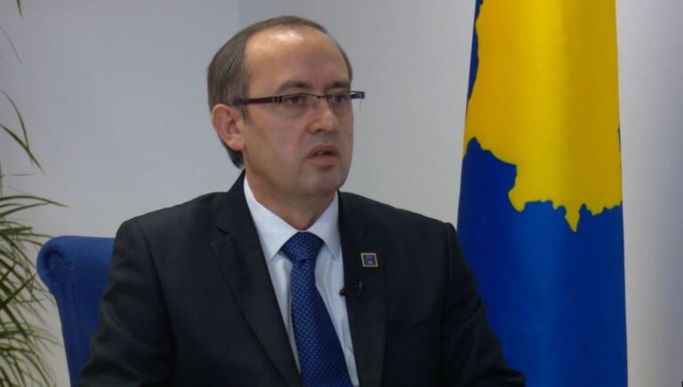 Hoti: Në parim nuk kemi vija të kuqe për askënd