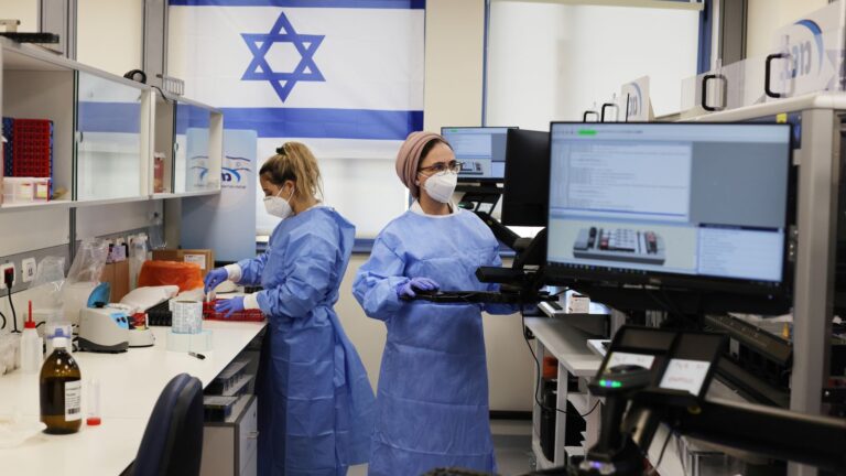 Izraeli lehtëson masat e kufizimit pas suksesit me vaksinën: Pfizer, 99% efektive