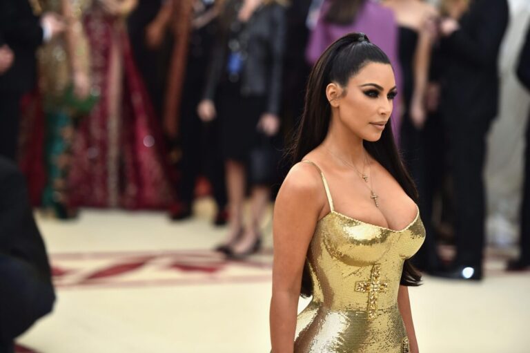 Ndarja me Kanye West jo problem, Kim Kardashian pozon nudo