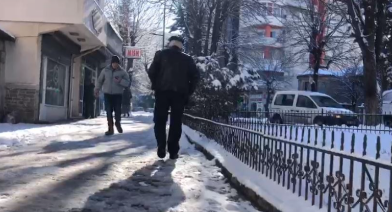 Korçarët bëhen “copash” në akull, 10 qytetarë me fraktura në urgjencë