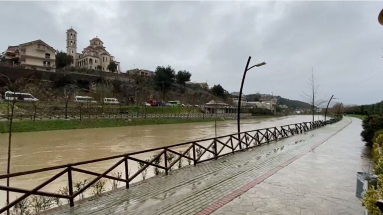 Moti i keq. Emergjencat Civile: Qindra hektarë tokë bujqësore të përmbytura në Lezhë