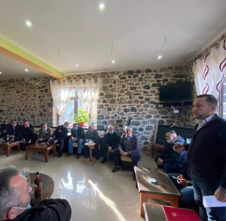“Takimet elektorale të Rilindjes vazhdojnë në ditën me diell dhe me shi pa respektuar asnjë protokoll!”