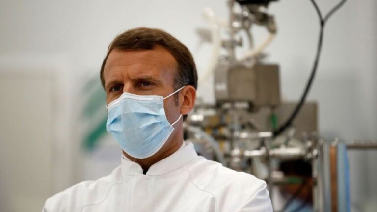Presidenti francez Macron qëllohet me shuplakë në fytyrë (VIDEO)