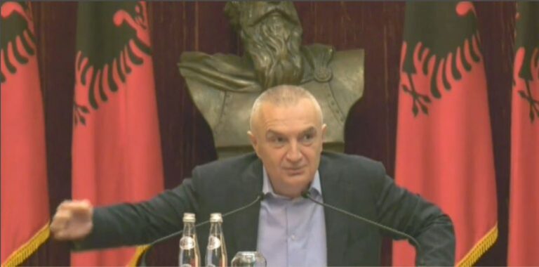Presidenti Meta i përgjigjet Ramës e Gjiknurit: Kush ka frikë nga populli lëviz me protokolle sigurie, me eskortë dhe 400 makina shoqëruese