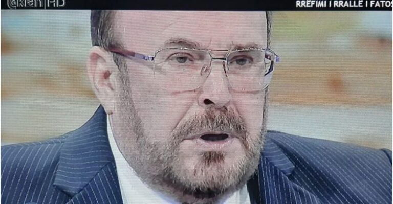 Fatos Nano duke marrë frymë me zor, del dhe kryen shërbimet e fundit ndaj Edi Ramës