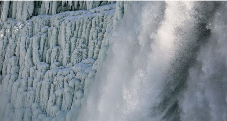 Shihni pamjet spektakolare të ujëvarës Niagara, të ngrirë!