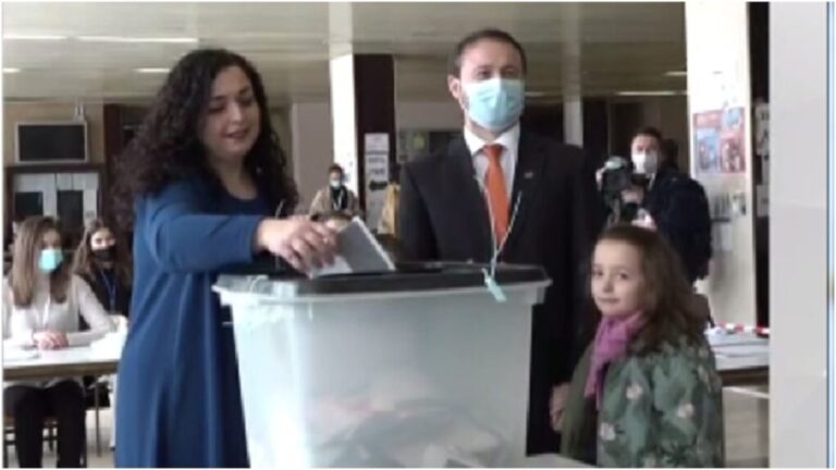 E shoqëruar nga vajzat, voton Vjosa Osmani: Ditë e bardhë për Kosovën