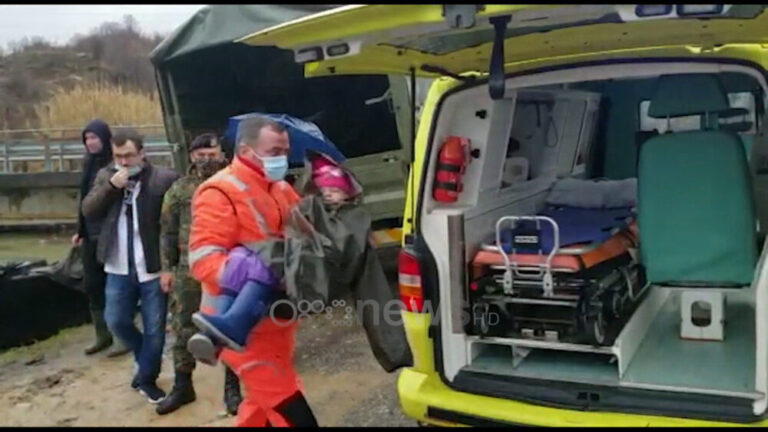 Oboti i izoluar nga uji, 5 vjeçarja e sëmurë evakuohet me varkë