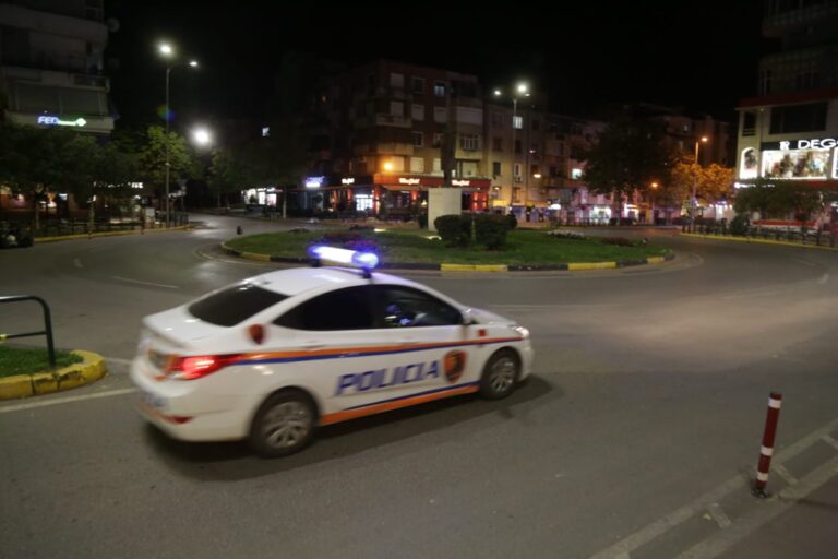 Akrepat shkuan 20:00, nis ora e re policore. Nuk lejohet asnjë lëvizje