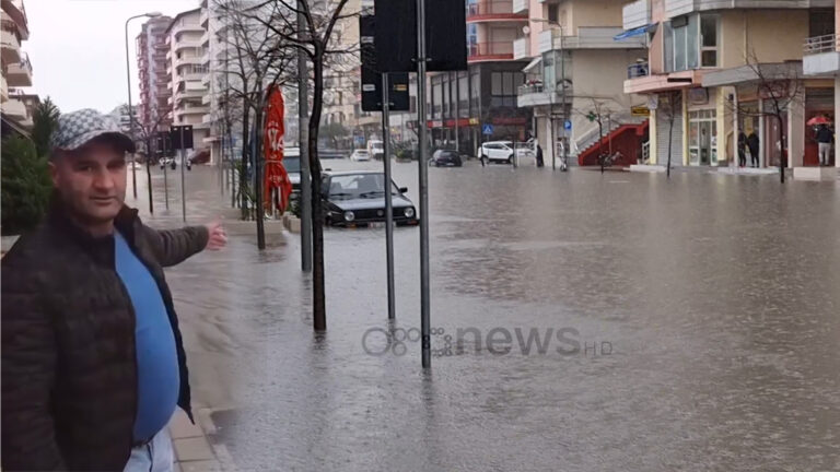 VIDEO/ Qytetari bëhet hit në internet: Kush s’di not të mos vijë në Vlorë, se mbytet