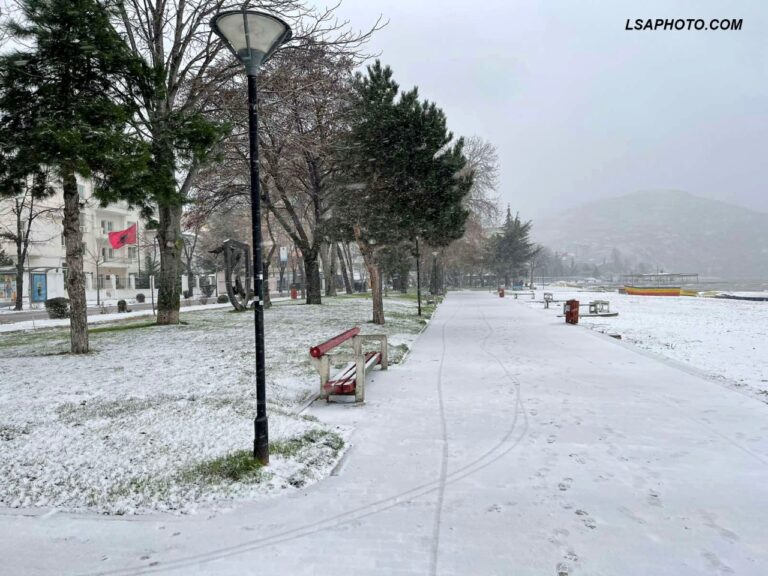 Pamje fantastike nga Pogradeci. Dëbora zbardh qytetin liqenor (FOTO)