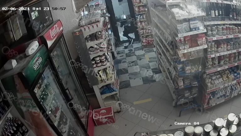 Thyen me gur derën e marketit dhe boshatis kasën, kamerat kapën hajdutin në Pogradec