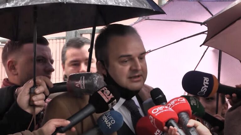 Edvin Priftit i vihen prangat në sallën e gjyqit. GJKKO ashpërson masën e sigurisë për mjekun