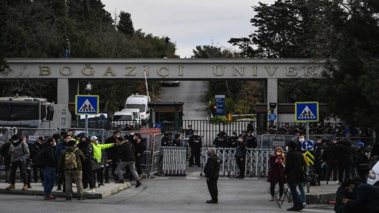 Studentët përleshen me policinë