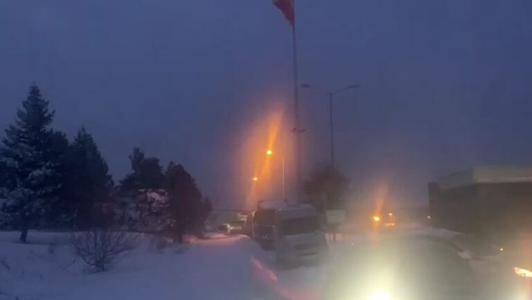 Qafë Thana nën pushtetin e erës e dëborës, dhjetëra qytetarë të bllokuar prej 8 orësh