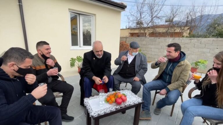 “I keni hequr maskat, po vdesin njerëzit në karriget e spitaleve”, Rama kapet me komentuesit në facebook