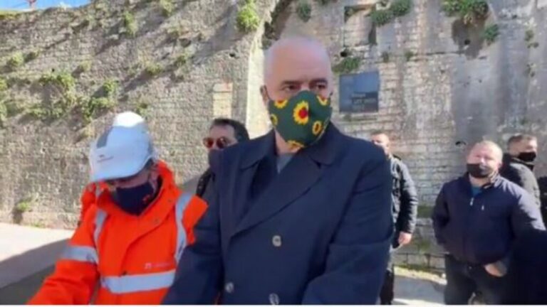 Edi Rama humbet qetësinë në Tepelenë