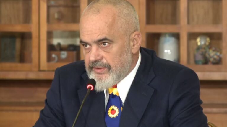 Fotot e politikanëve grumbull për fushatë, Rama: Sjellje e papërgjegjshme edhe për PS-në