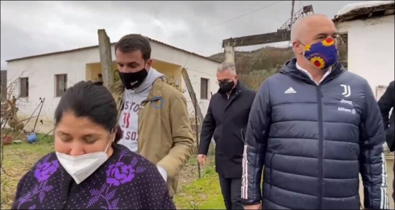 “Kur vdes për udhëheqësin”/ Banorja në Ndroq i zgjat dorën Ramës: Le ta marr COVID-in prej teje, ti je qytetar o non