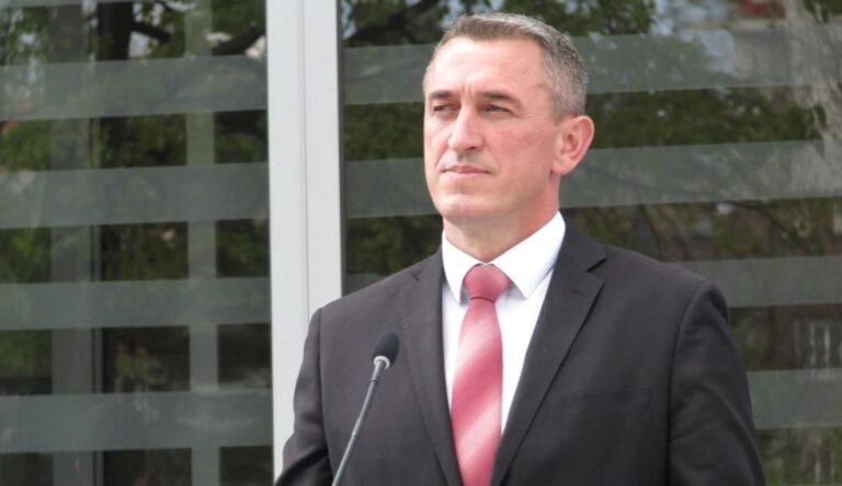 Sulmohet djali i Nenad Rashiç, politikani serb drejton gishtin nga Beogradi, reagon Osmani dhe Kurti