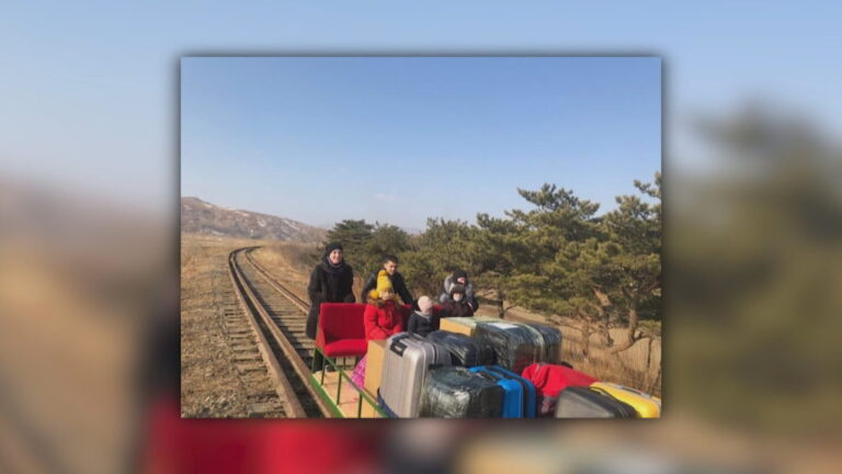 Ikën nga Koreja e Jugut, diplomatët rusë kthehen në atdhe duke shtyrë trenin