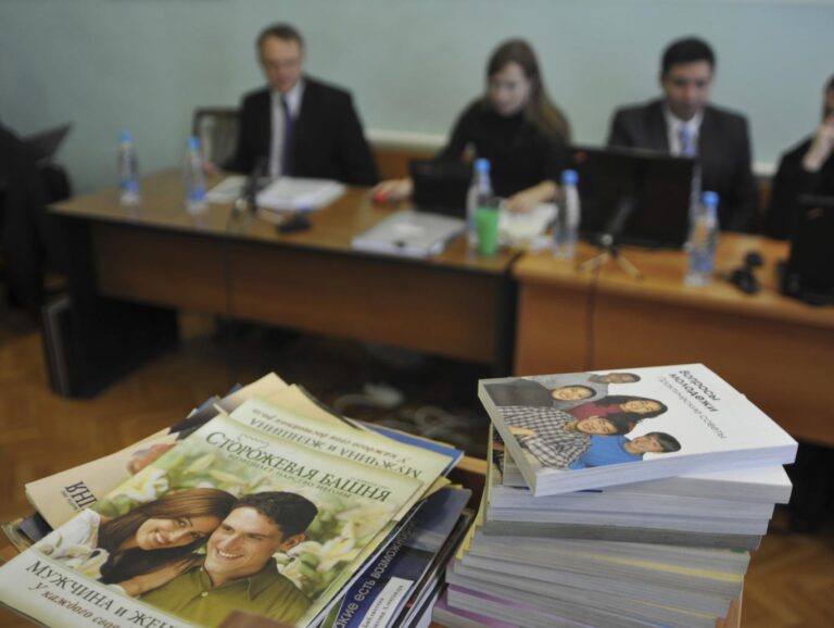 Rusia ndalon aktivitetin e Dëshmitarëve të Jehovait, arrestohen anëtarët