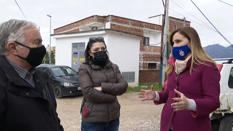 Jorida Tabaku me banorët e njësisë 2: Paguani taksa, por nuk merrni shërbim. Qeveria bën propagandë