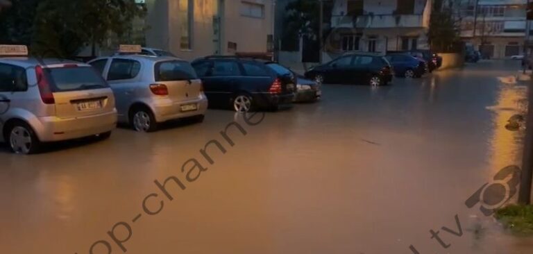 Përmbyten disa lagje në Vlorë, niveli i ujit mbi 50 cm (Foto)