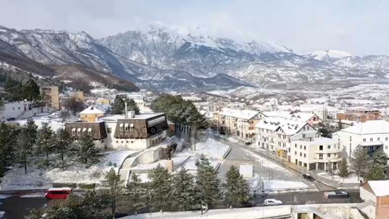 Bllokonte rrugën e lagjes me inerte, arrestohet 66 vjeçari në Tropojë