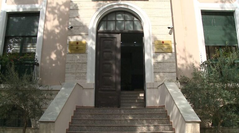 Studentët e Mjekësisë këtë vit pa kontratë detyruese, Rektori: Do zbatojmë legjislacionin në fuqi