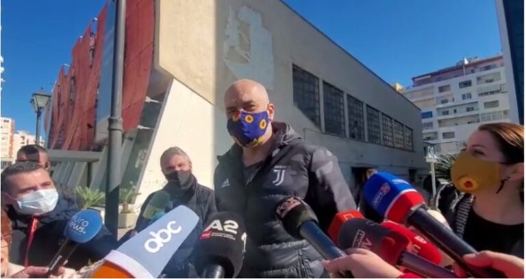 Nis vaksinimi në Vlorë, Rama: Të dielën vaksinohen disa personalitete të moshave 80-vjeç e lart
