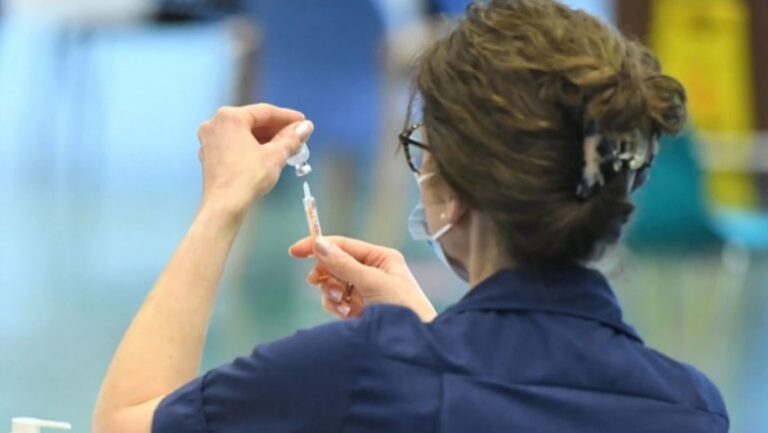 Franca merr këtë javë vaksina të AstraZenecas, 1.7 milion doza të tjera në fund të shkurtit