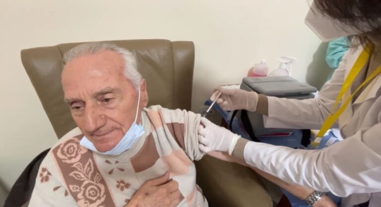 I moshuari i parë në Shqipëri që vaksinohet kundër Covid-19
