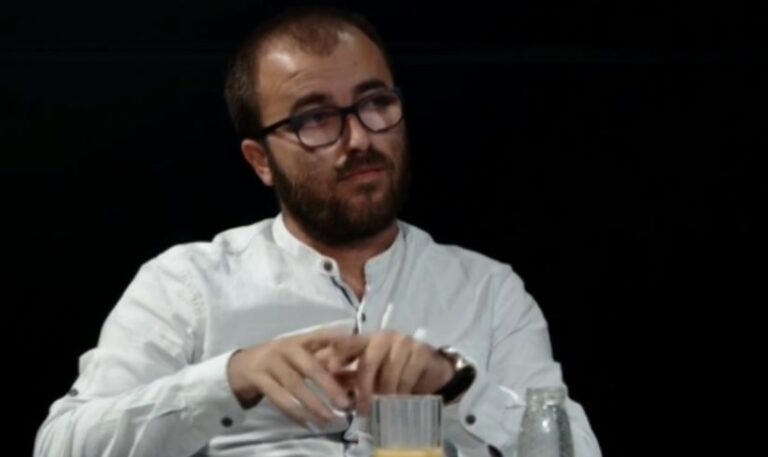 E prisnin të dera e shtëpisë, sulmohet gazetari