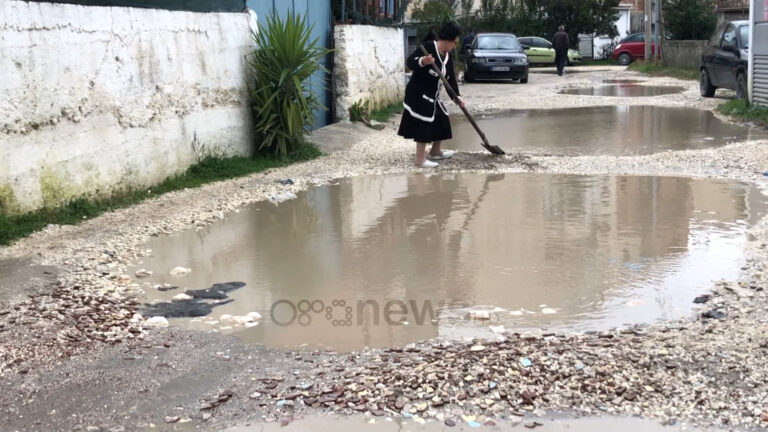 Vlorë: Nëna merr lopatën të mbushë gropat që s’i mbush kryebashkiaku Leli