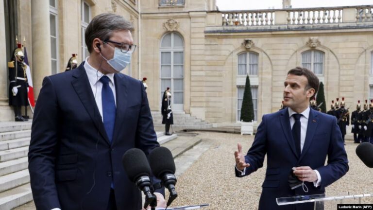 “Një akt i tillë s’do ketë ndikim pozitiv…”! Vuçiç pas takimit me Macron: Aspak të kënaqur me marrëveshjen Izrael-Kosovë