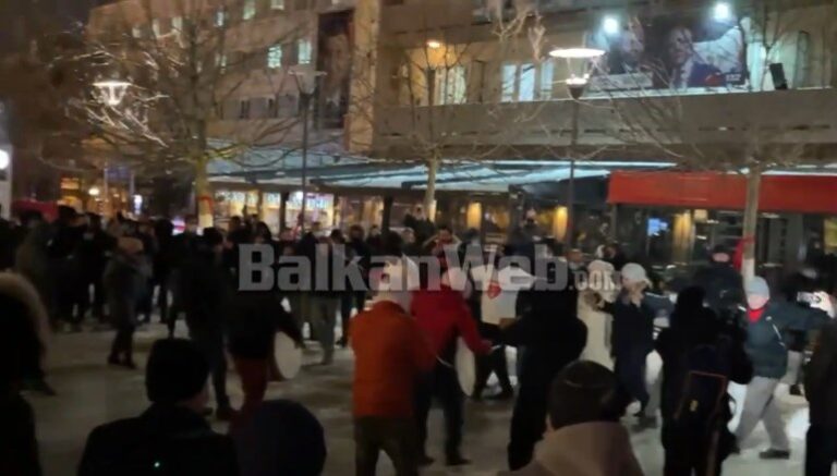 VIDEO/ Këngë dhe valle, simpatizantët e Vetëvendosjes fillojnë festën mes acarit në Prishtinë