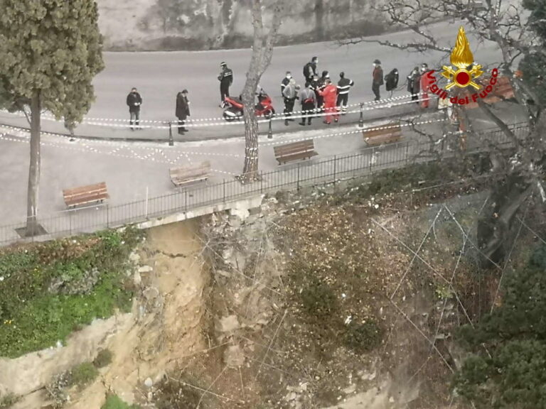 Rrëshqasin varrezat, 200 arkivole shpërndahen në shkëmbinj dhe në det