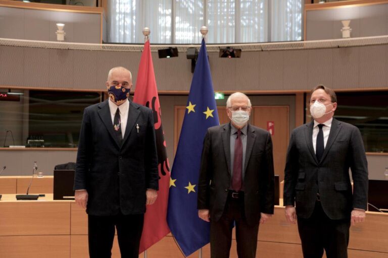 Rama në Bruksel, takohet me Borrell-in dhe Varhelyi-n