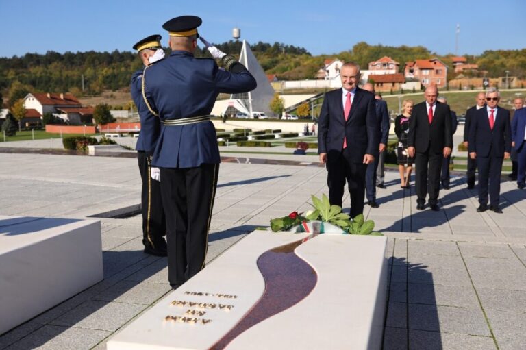 Presidenti Meta: Adem Jashari, frymëzon kombin në çdo kohë për mbështetje të lirisë dhe pavarësisë