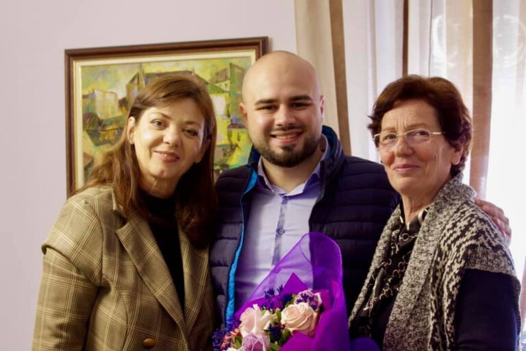 Pojana suprizon mësuesen e gjimnazit: Nga zemra sot urimin më të mirë për çdo arsimtar