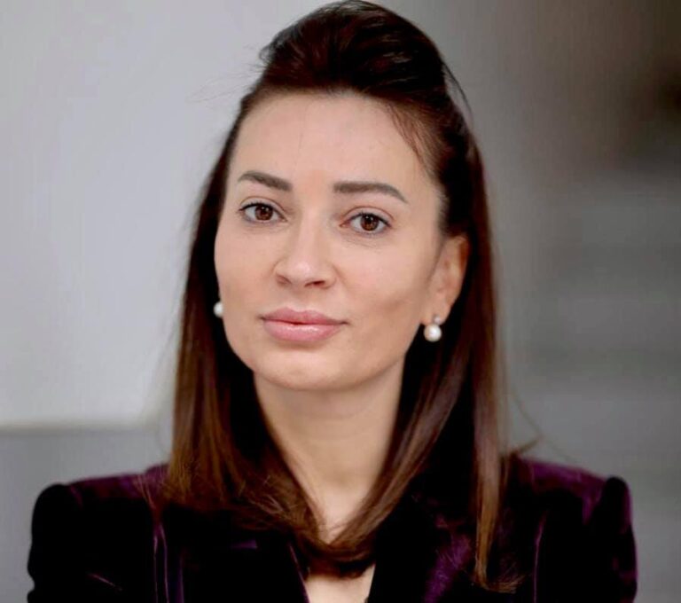 Elona Guri: Vagabondët mavi sulmojnë opozitën nga frika e humbjes më 25 prill