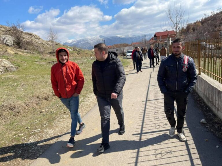Braimllari takon të rinjtë në Bulgarec: Beteja për të çliruar Korçën nga monopoli klientelist i Niko Peleshit