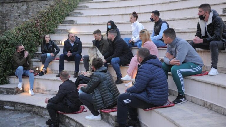 Bardhi takim me studentët në Elbasan: Do të ofrojmë mijëra stazhe me pagesë