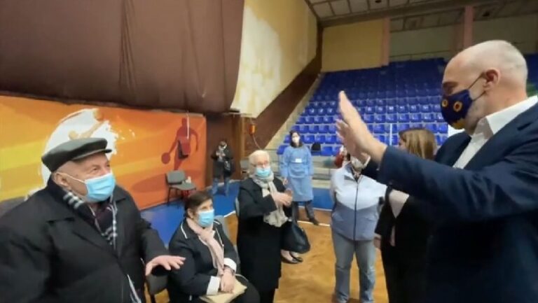 Vijon vaksinimi në Durrës/Bino: Ka më shumë burra se gra! Rama: Se ne jemi më të trembur