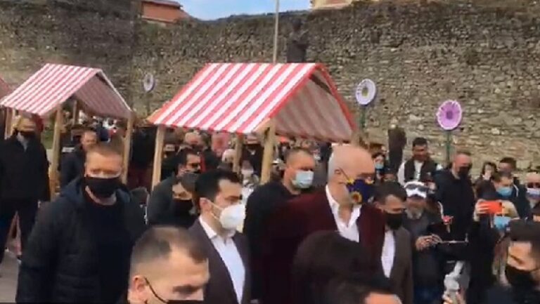 A do të gjobitet Rama sikurse Basha? Kryeministri rrethohet nga qindra persona